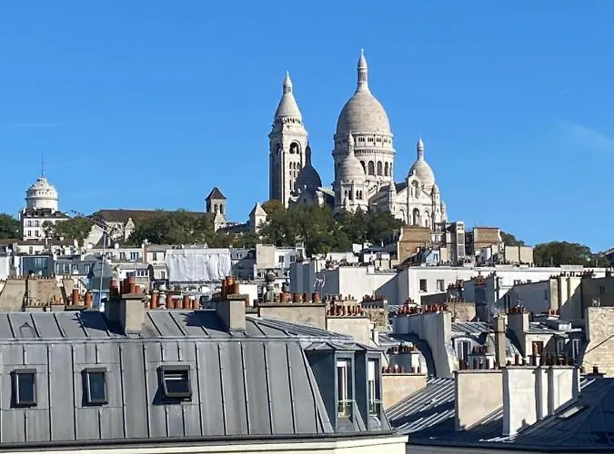 Studio immergé dans Pigalle donnant sur une vue magnifique du Sacré-Coeur
