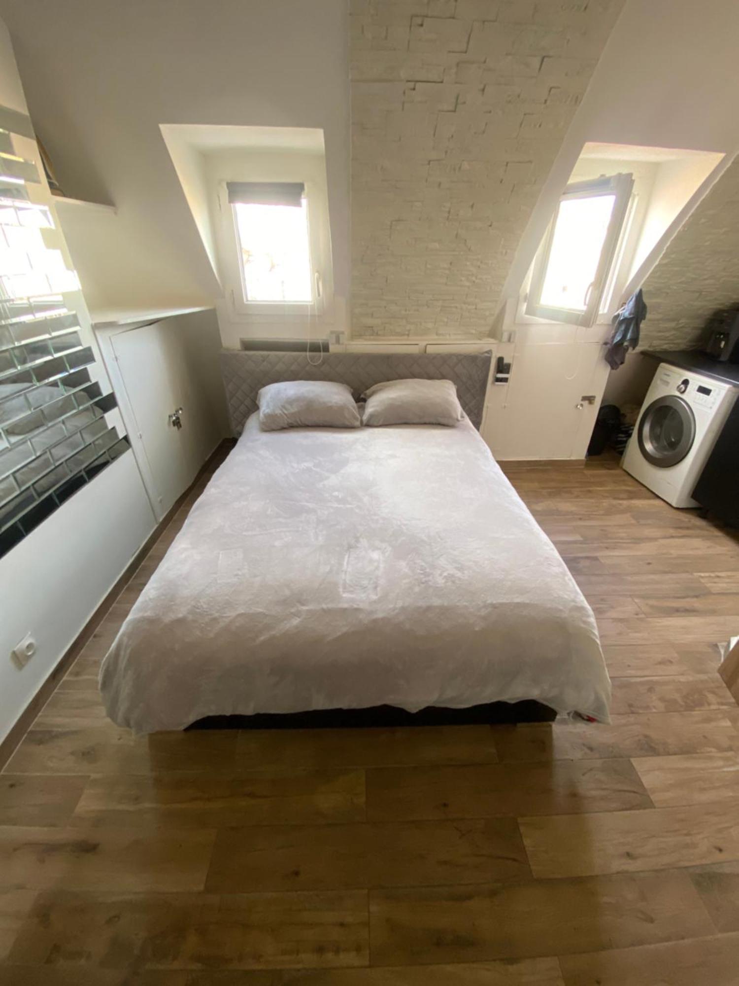 Studio Immergé Dans Pigalle Donnant Sur Une Vue Magnifique Du Sacré-coeur Parigi